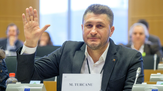 Eurodeputatul Mihai Țurcanu (PNL, PPE) a vorbit despre controversatul dosar al ,,dublului standard” privind calitatea produselor alimentare de consum, în care s-a poziționat ca un apărător ferm al drepturilor consumatorilor europeni din estul Uniunii Europene de a beneficia de produse având aceeași calitate ca în vestul blocului.